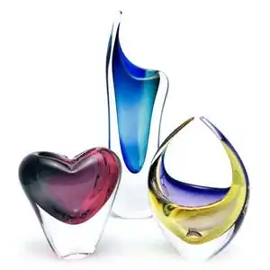 Ručně tvarované hutní vázy. Dekorační české sklo z rodinné sklárny.