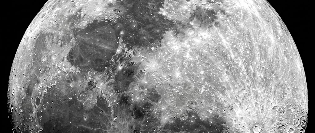 Kontrast kouřové černé a opálově bílé barvy - inspirace pro kolekci MOON